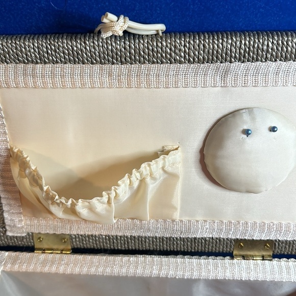 Vintage MCM RectangularTop Tapestry Faux Wicker Top Handle Sewing Box - Picture 7 of 9